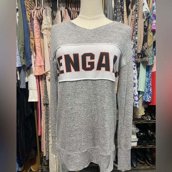 NFL Sweaters - Bengals NFL Team Apparel Side Slit Pull Over/Sweater Grey Size Small.